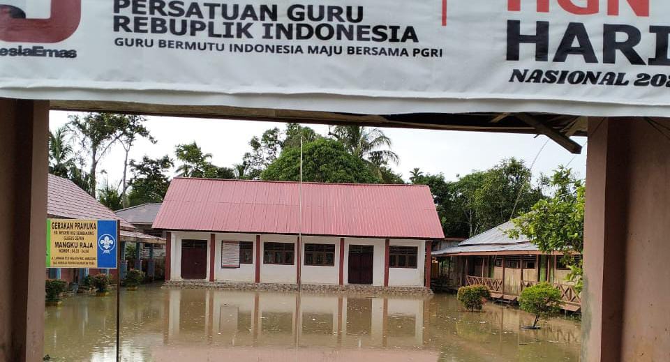BANJIR : Kondisi halaman sekolah di Kecamatan Sembakung mulai terendam banjir lantaran tingginya curah hujan yang terjadi belakangan ini.