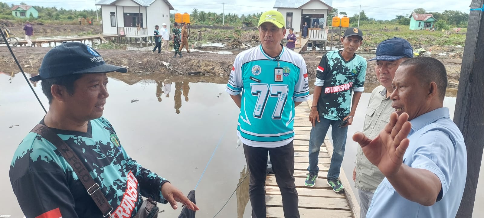 TINJAU LAPANGAN: Bupati Bulungan didampingi Analis Kebijakan Ahli Madya Direktorat FP3KT Ditjen PPKTrans saat meninjau rumah penerima manfaat di SP 10.