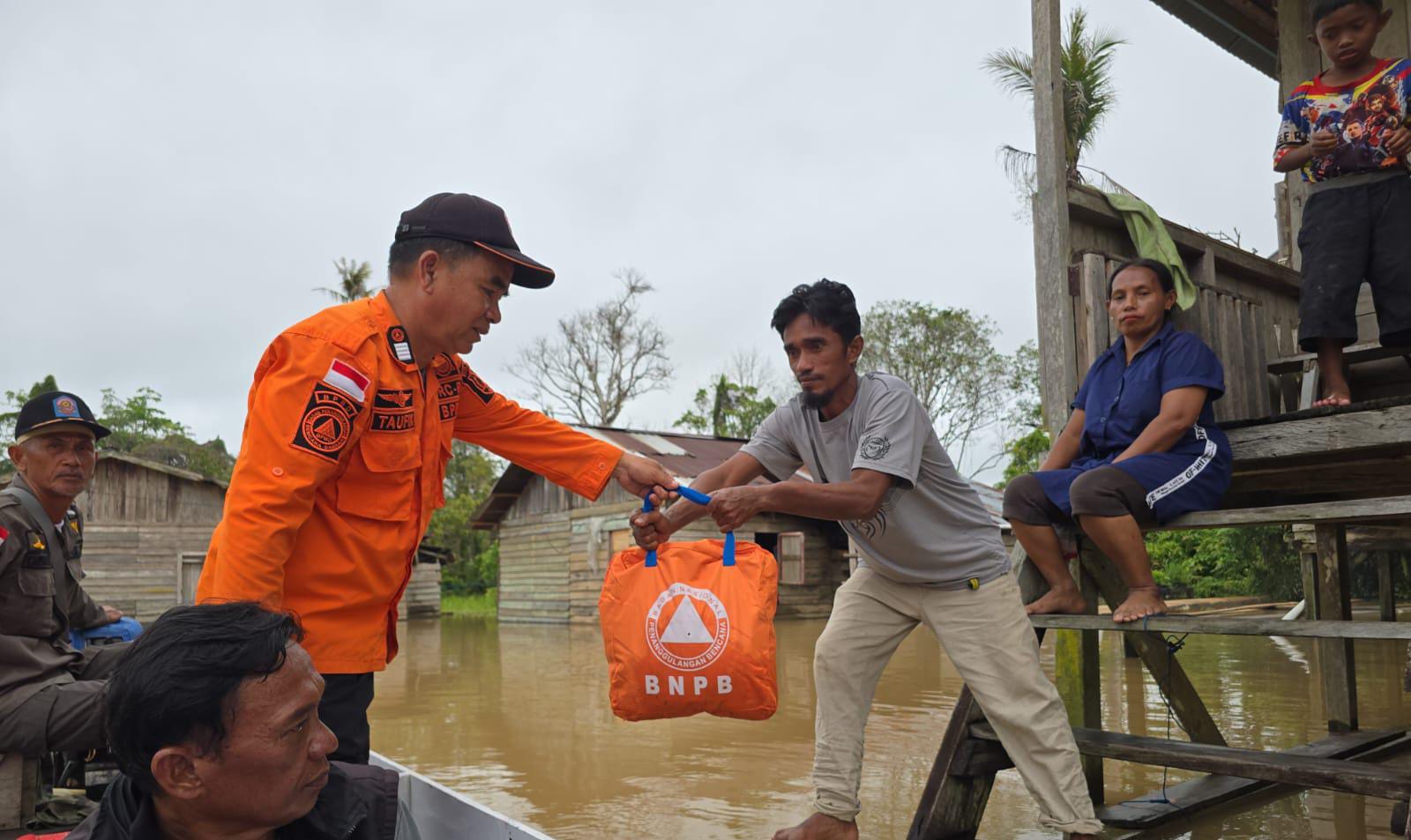 GERAK CEPAT : Personel BPBD Nunukan menyalurkan bantuan kepada warga yang terdampak banjir di Desa Atap, Kecamatan Sembakung.