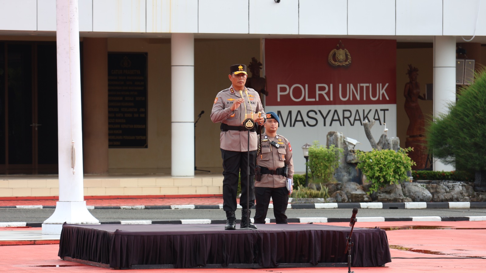 BERIKAN ARAHAN: Kapolda Kaltara saat memberikan arahan kepada personel.