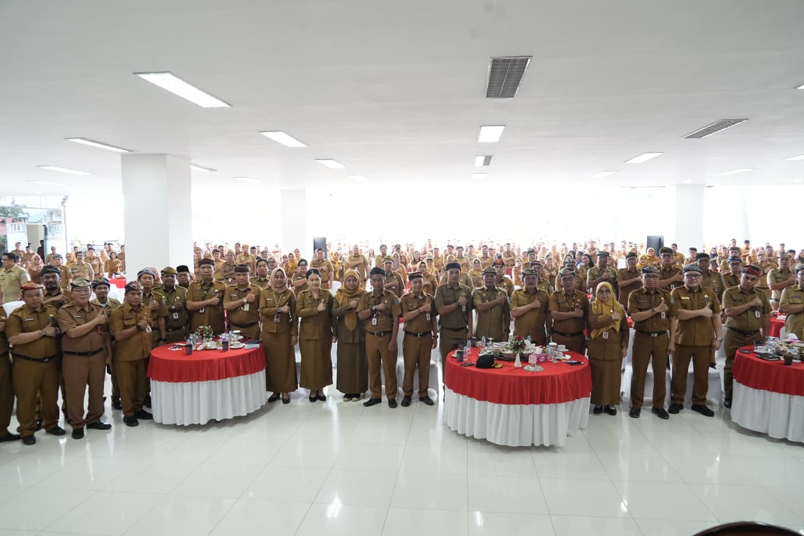 ALOKASI: Gubernur Kaltara, Zainal A Paliwang berfoto bersama ASN Pemprov Kaltara usai coffee morning.