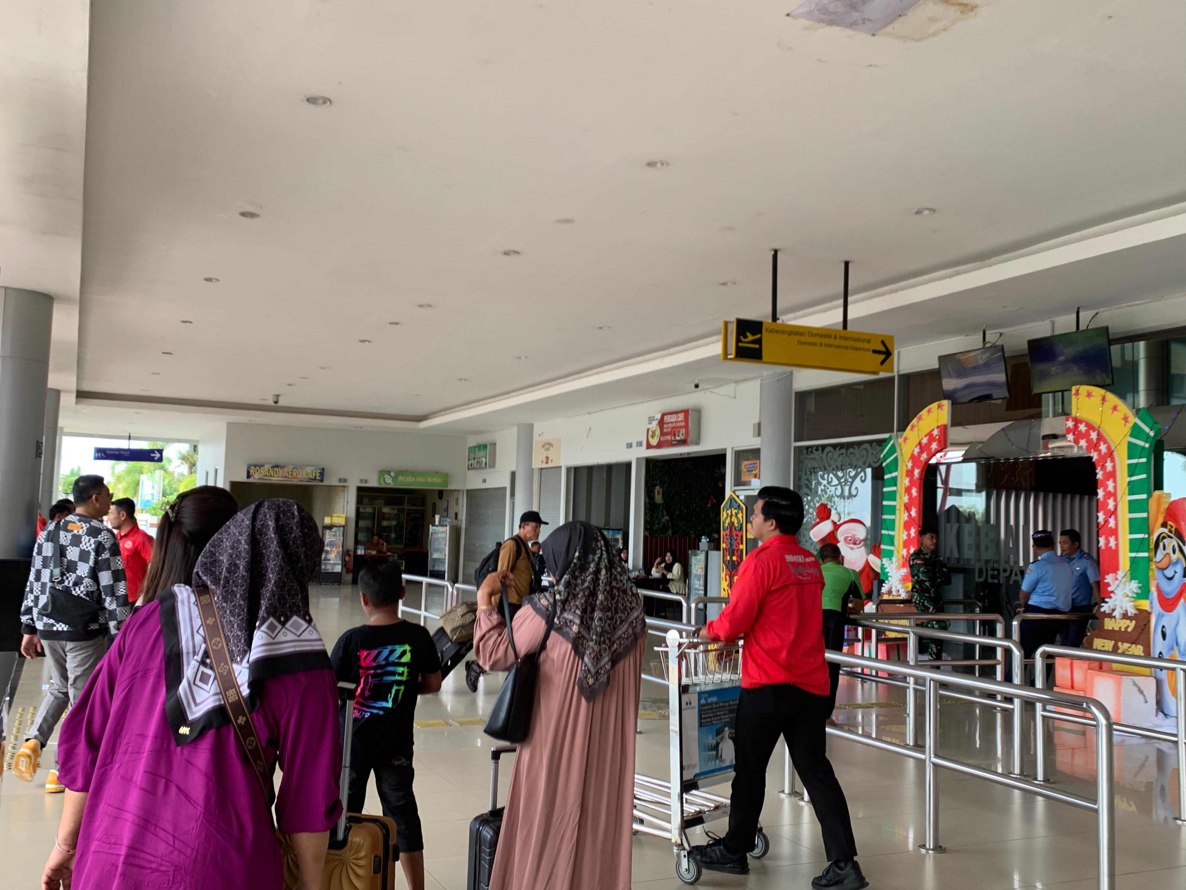 RAMAI : Suasana Bandara International Juwata Tarakan pada Senin (5/1).
