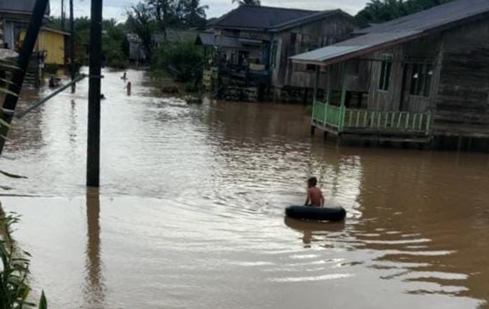 TERDAM BANJIR: Kondisi pemukiman di kecamatan Sembakung dan Sebuku mulai terendam banjir yang terjadi sejak Senin (5/1).