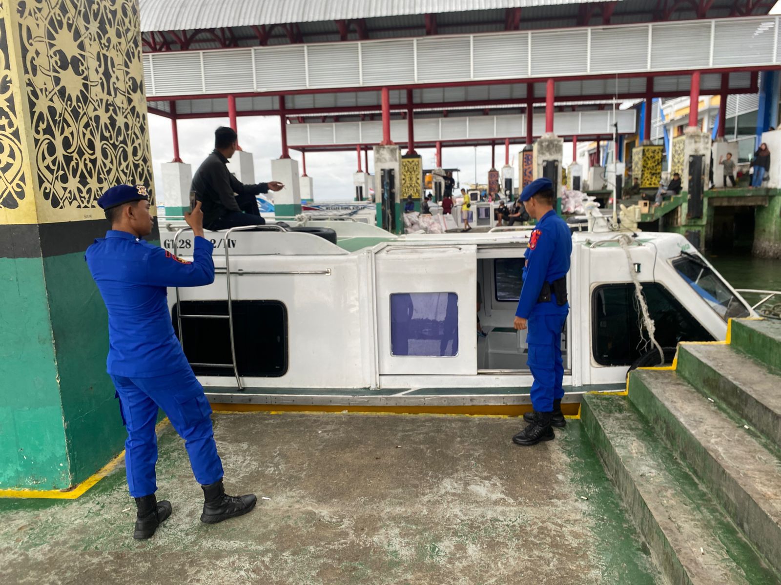 PENGAMANAN : Polsek Kawasan Pelabuhan Tarakan tetap melaksanakan pengamanan dan pemantauan arus penumpang di Pelabuhan Tengkayu I Kota Tarakan usai libur Nataru.