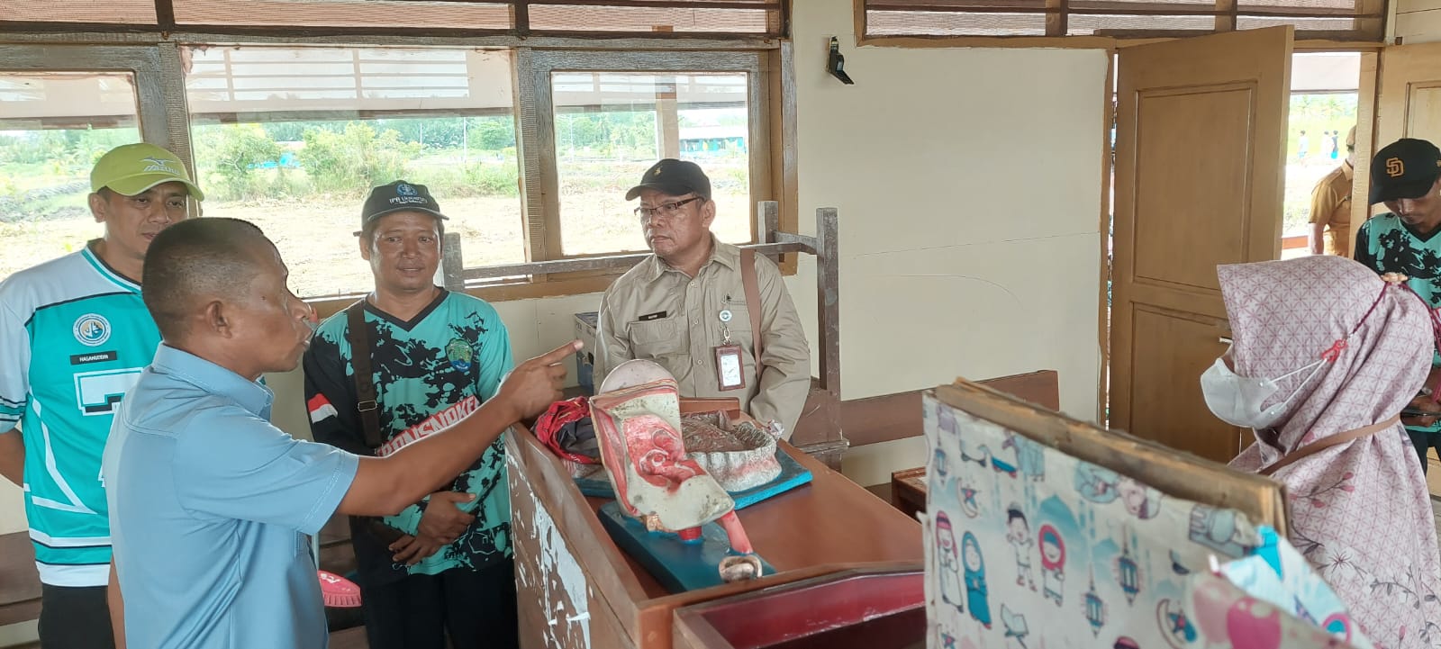 TINJAU LAPANGAN: Bupati Bulungan, Syarwani saat meninjau pemukiman warga transmigrasi, Minggu (4/1).