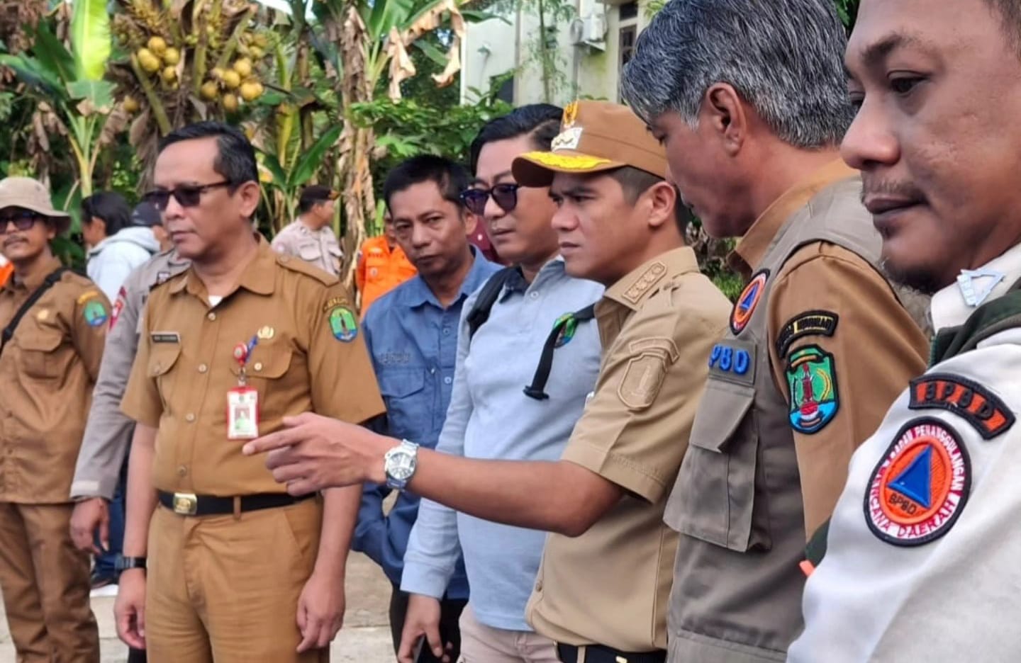 PENANGANAN: Bupati Nunukan H. Irwan Sabri didampingi Sekda Nunukan Raden Iwan Kurniawan saat melihat kondisi tanah longsor yang terjadi di Jalan Bukit Cinta, Nunukan Timur.