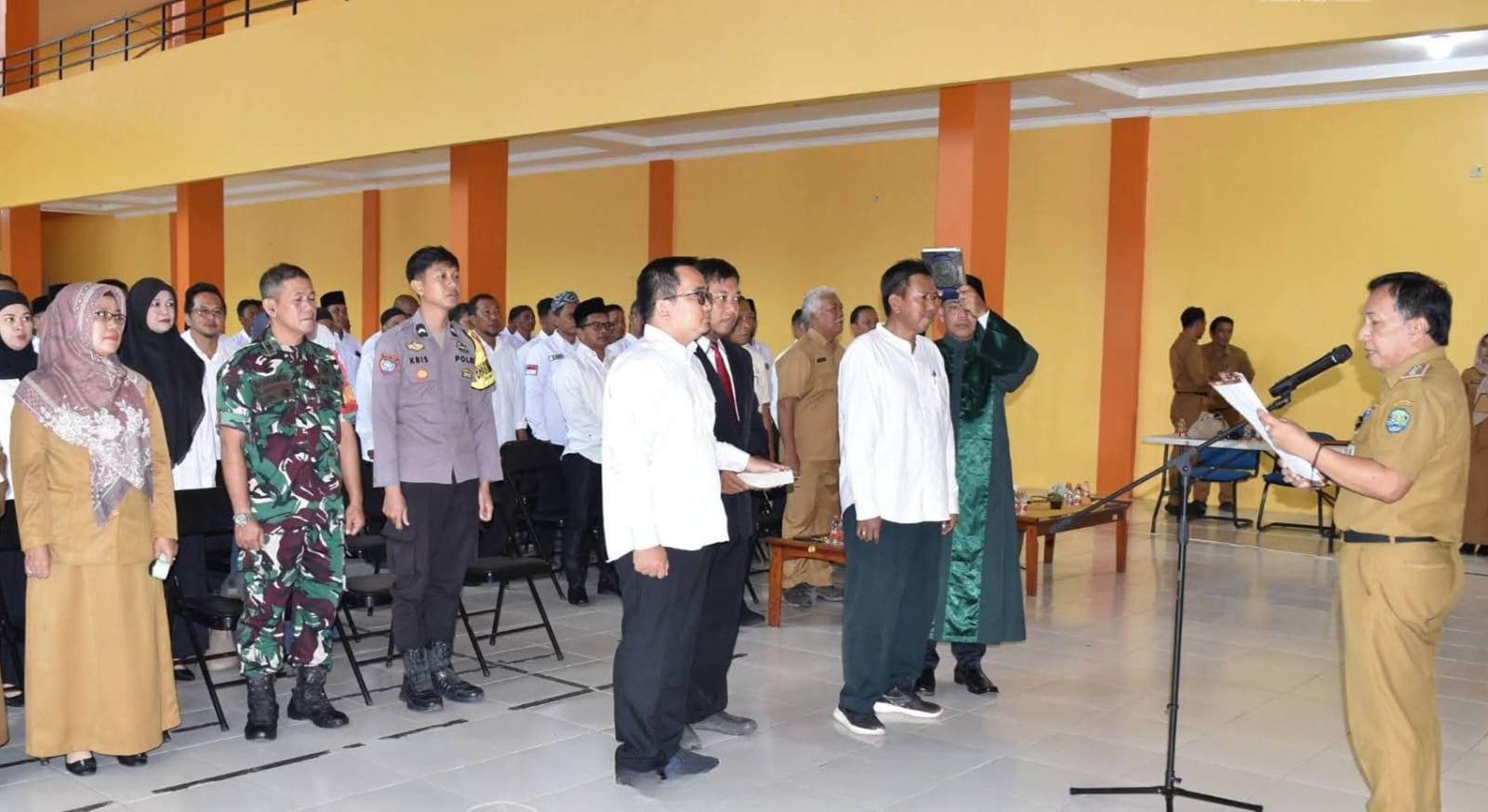 PELANTIKAN: Camat Tanjung Selor melantik RT-RW di Kelurahan Tanjung Selor Hilir, Selasa (6/1).