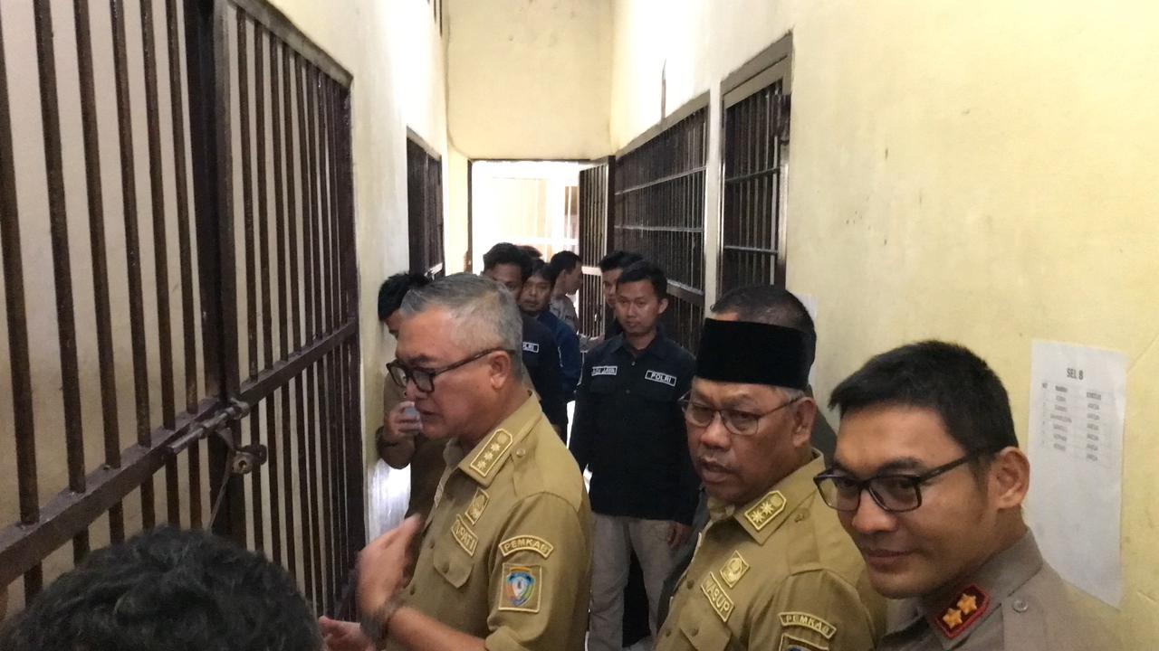RUTAN: Bupati Wempi dan jajaran pejabat Pemda saat berdialog kepada tahanan di Rutan Polres Malinau.