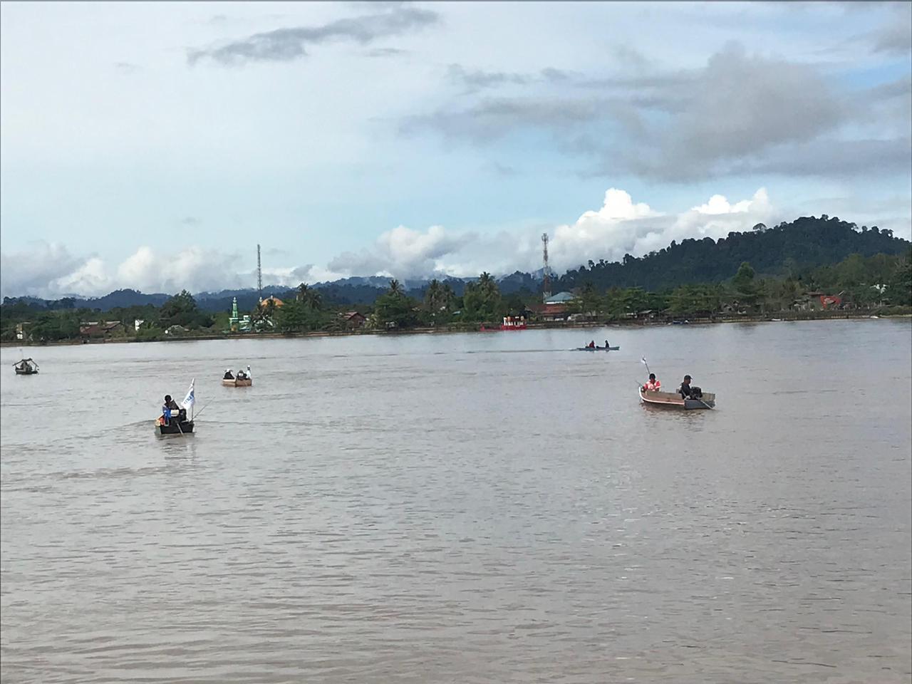 DAMPAK: Beberapa Warga Malinau yang sedang memancing ikan di Sungai Sesayap Malinau.