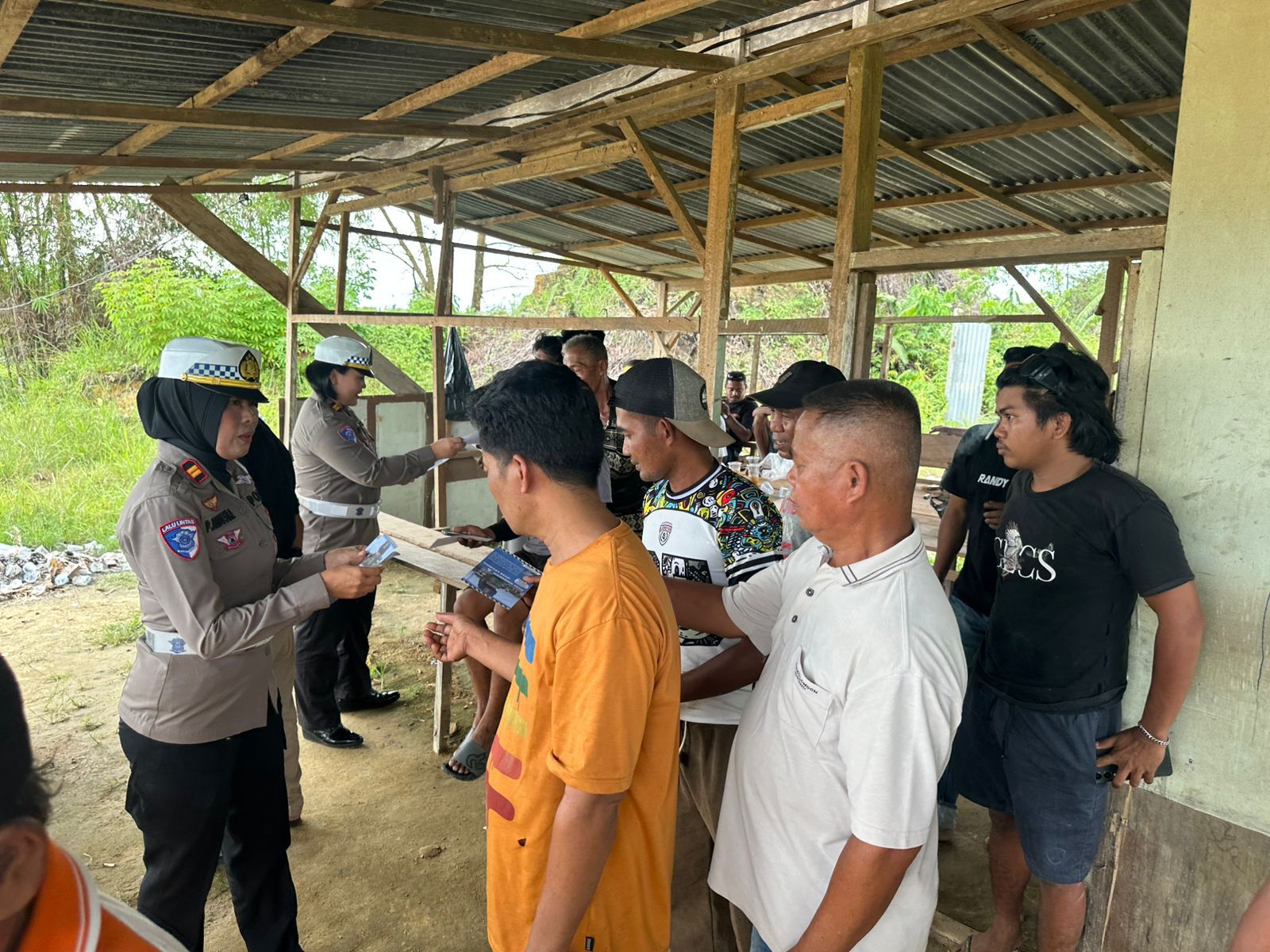 PENCEGAHAN : Personel Satlantas Polres Tarakan memberikan himbaun keselamatan berkendara kepada sopir truk sebagai bentuk pencegahan laka lantas.
