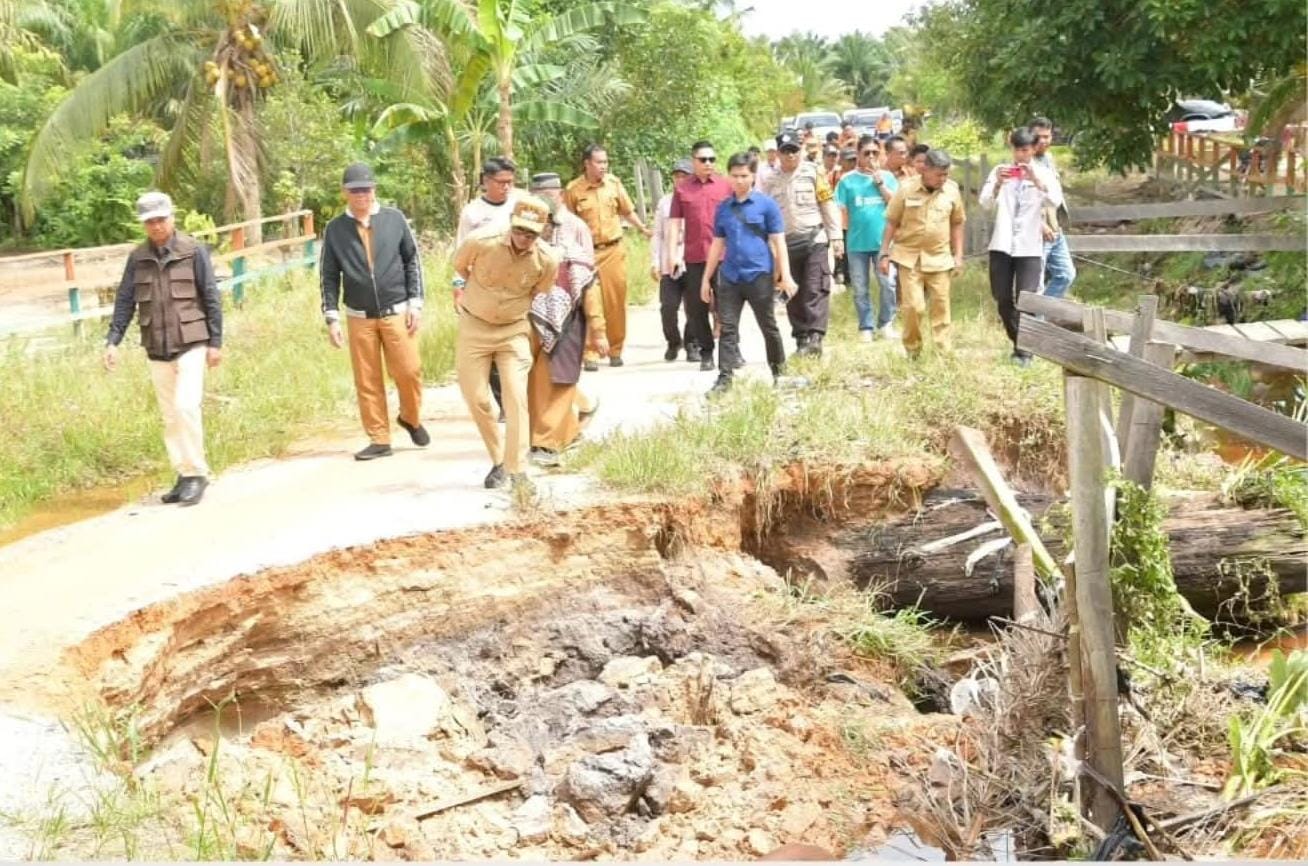 PENINJAUAN: Bupati Nunukan H. Irwan Sabri saat meninjau lokasi bencana alam tanah longsor yang terjadi di Desa Srinanti, Kecamatan Seimanggaris.