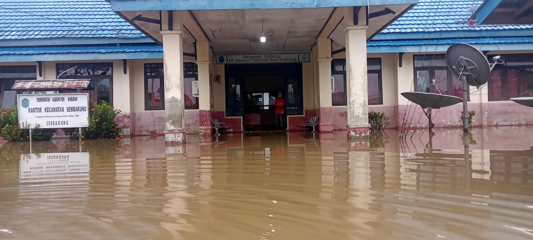 TERDAMPAK: Kondisi Kantor Kecamatan Sembakung direndam banjir yang terjadi sejak Senin (5/1) hingga saat ini. Dan banjir meluas dan telah merendam sejumlah fasilitas umum, hingga ribuan rumah warga di