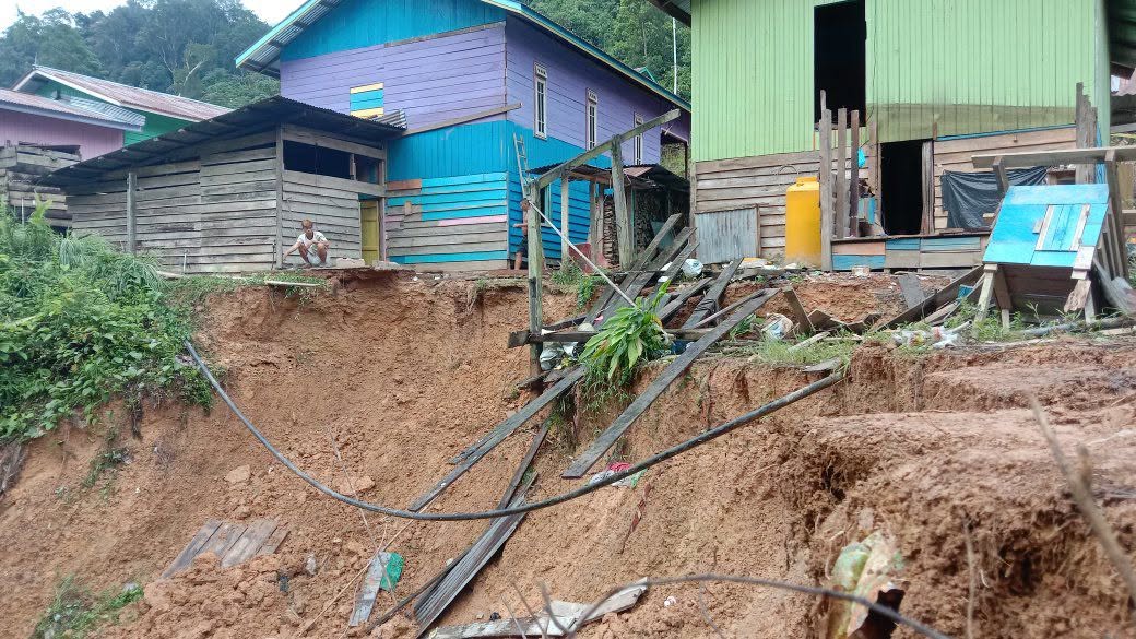 AMBRUK : Kondisi rumah rusak parah akibat tanah longsor yang terjadi di Salan, Lumbis Ogong.