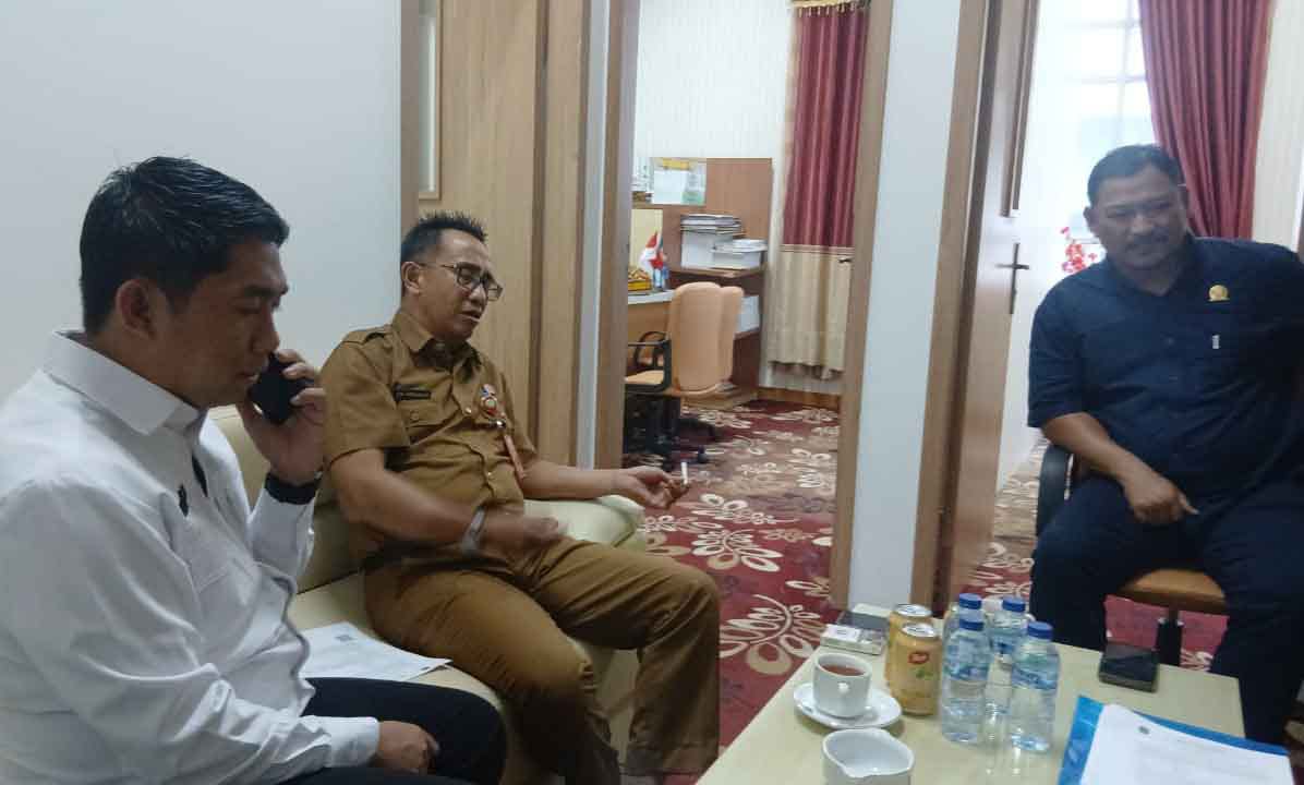 KRISIS : Ketua Komisi II DPRD Nunukan Andi Fajrul Syam didampingi Sekretaris Komisi II Nunukan, Ramsyah saat berdiskusi dengan Plt Kepala Dinas Perikanan, Juni Mardiansah.