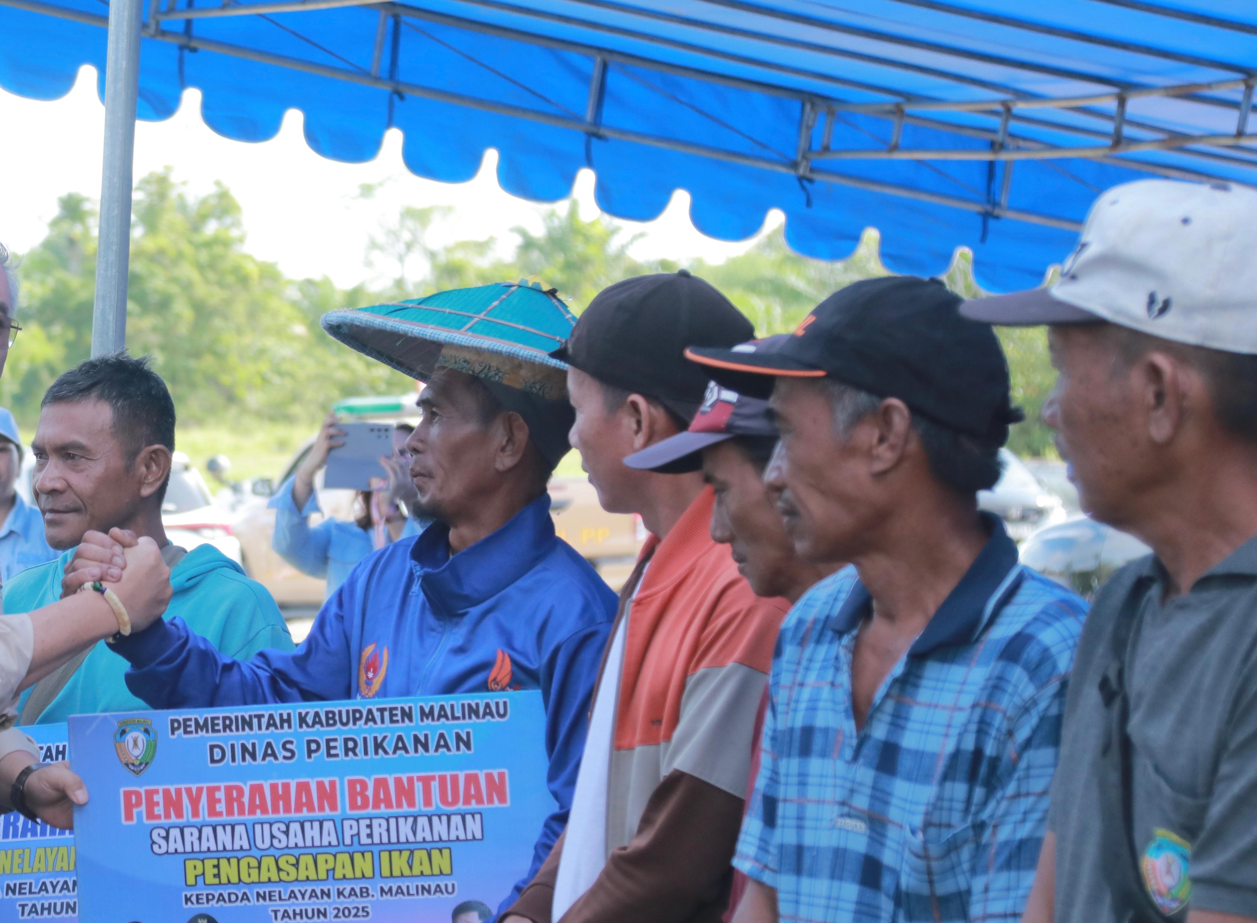 DORONG KESEJAHTERAAN: Nelayan dan pembudidaya ikan di Malinau saat mendapatkan bantuan sarpras dari pemerintah.