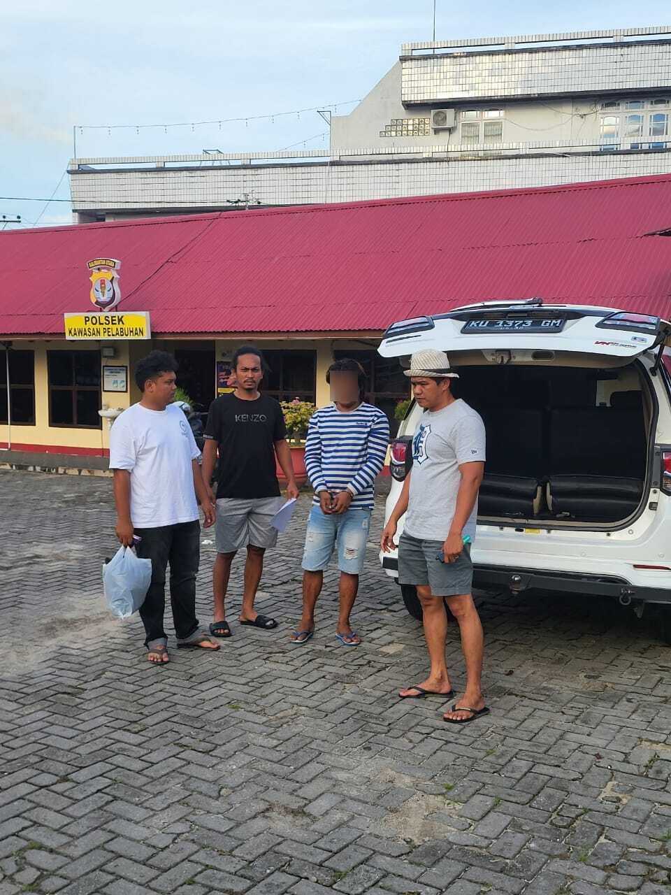 DIAMANKAN : Pelaku yang berhasil diamankan KSKP Tarkan usai dilaporkan membobol sebuah warung.