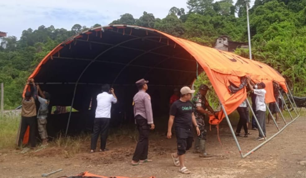PENGAMANAN: Tim gabungan mendirikan tenda pengungsian untuk warga yang terdampak banjir di wilayah Sembakung.