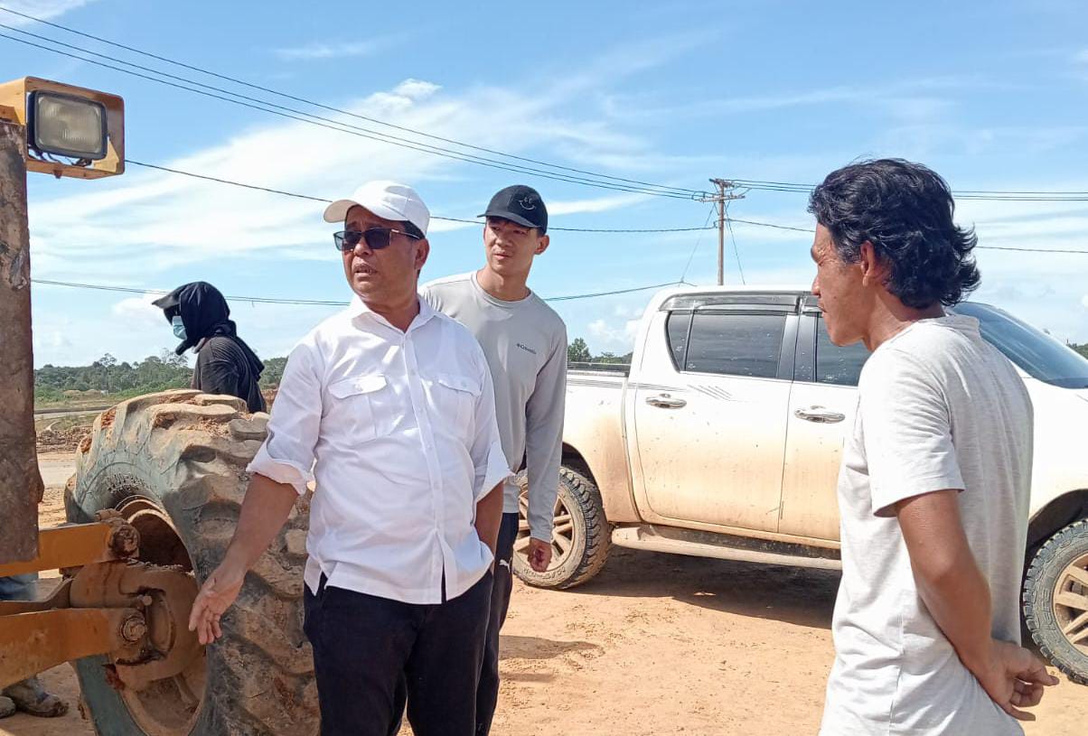 &lrm;TINJAU JALAN: DPUPR Tana Tidung anan segera memperbaiki jalan Bebatu.