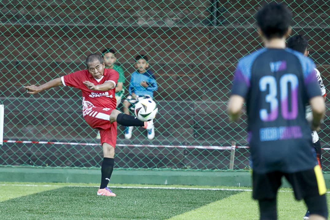 OLAHRAGA: Gubernur Kaltara saat mengikuti turnamen sepak bola mini di Tanjung Selor. FOTO: DKISP KALTARA