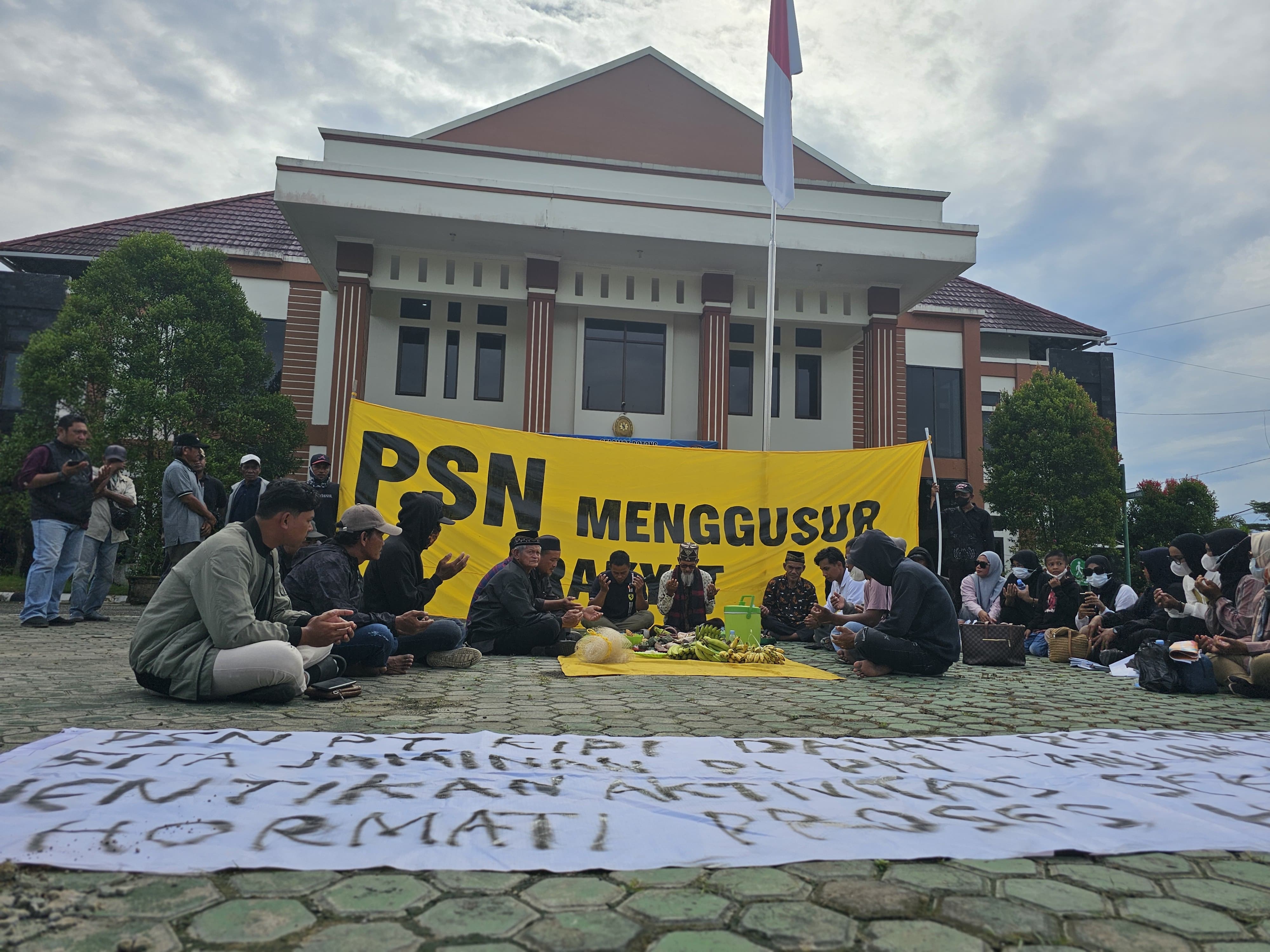 AKSI TEATRIKAL: Warga menggelar aksi teatrikal damai di luar gedung PN Tanjung Selor Kelas I-A, Kamis (8/1).