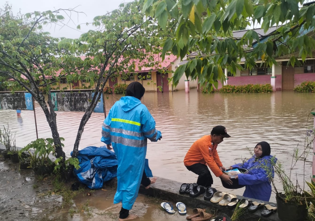 TERDAMPAK: Salah satu gedung sekolah di Kecamatan Sembakung terendam banjir yang terjadi sejak Senin, (5/1).