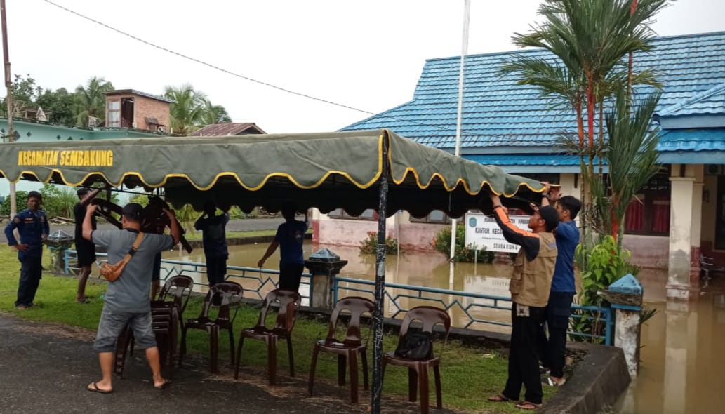 LAYANAN : Pemerintah Kecamatan Sembakung tetap berupaya memberikan pelayanan kepada masyarakat walaupun layanan berlangsung di tenda darurat.