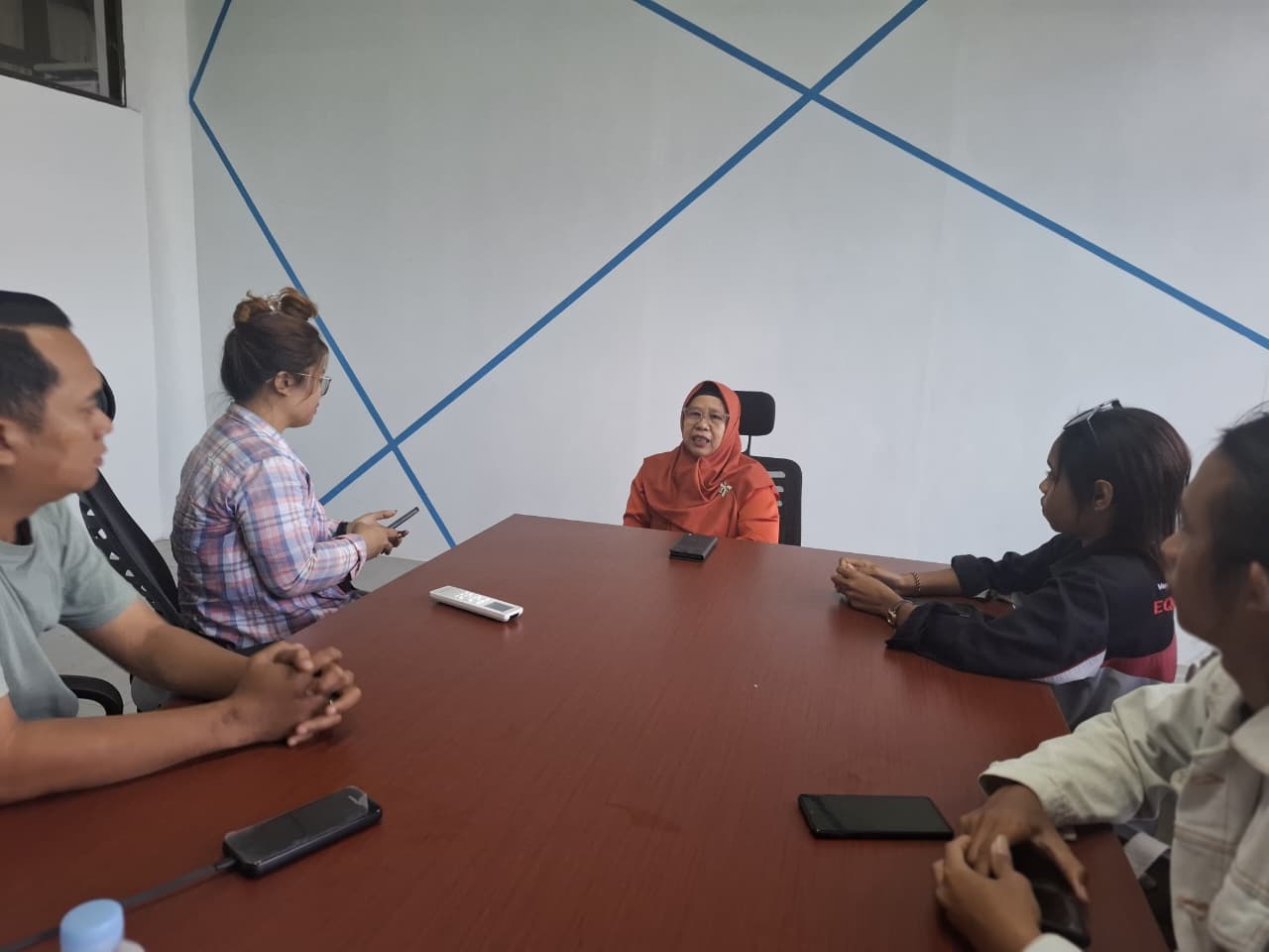 BERIKAN KETERANGAN: Kepala DKIP Bulungan memberikan keterangan kepada awak media.