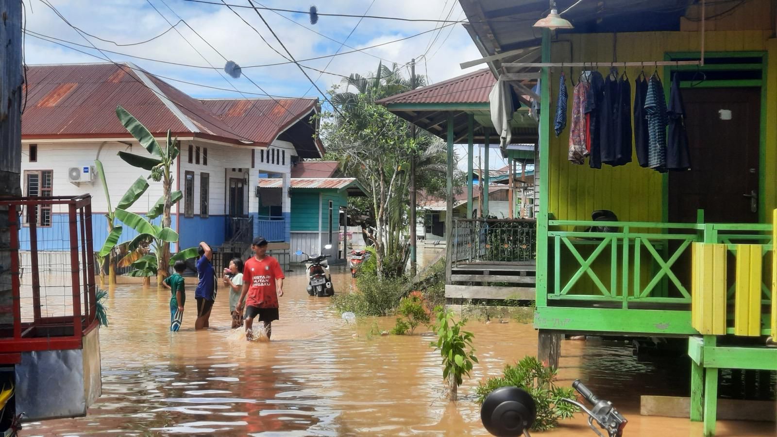 BANJIR: Banjir yang terjadi di Malinau Kota beberapa waktu lalu, terlihat ketinggian air hampir mencapai lutut orang dewasa.
