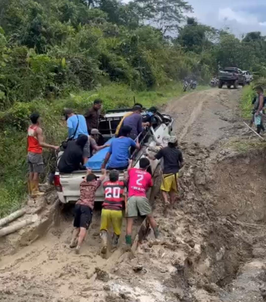 PERBATASAN: Perjuangan warga Krayan untuk melintasi jalan di wilayah Krayan.