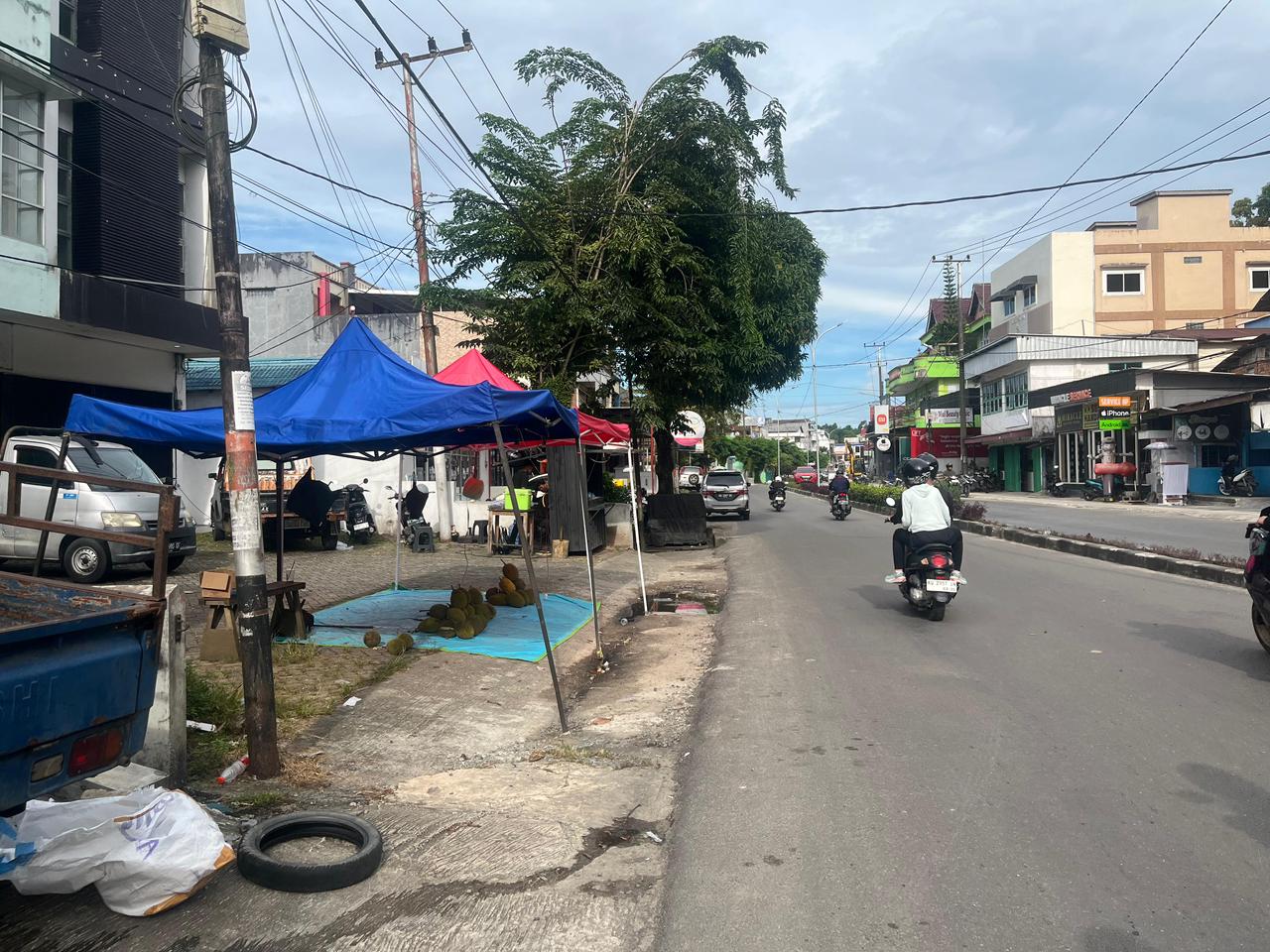 LAPAK : sepanjang trotoar disulap menjadi lapak dadakan pedagang buah musiman.