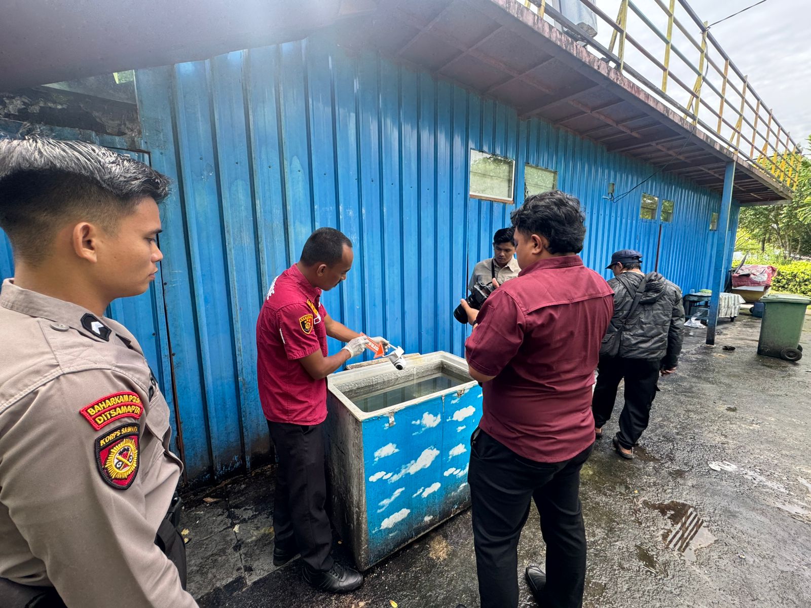 OLAH TKP : Pihak kepolisian melakukan olah TKP terhadap enam rombong pedagang kuliner di kawasan Taman Berlabuh dibobol pelaku tak dikenal, Kamis (8/1) dini hari.