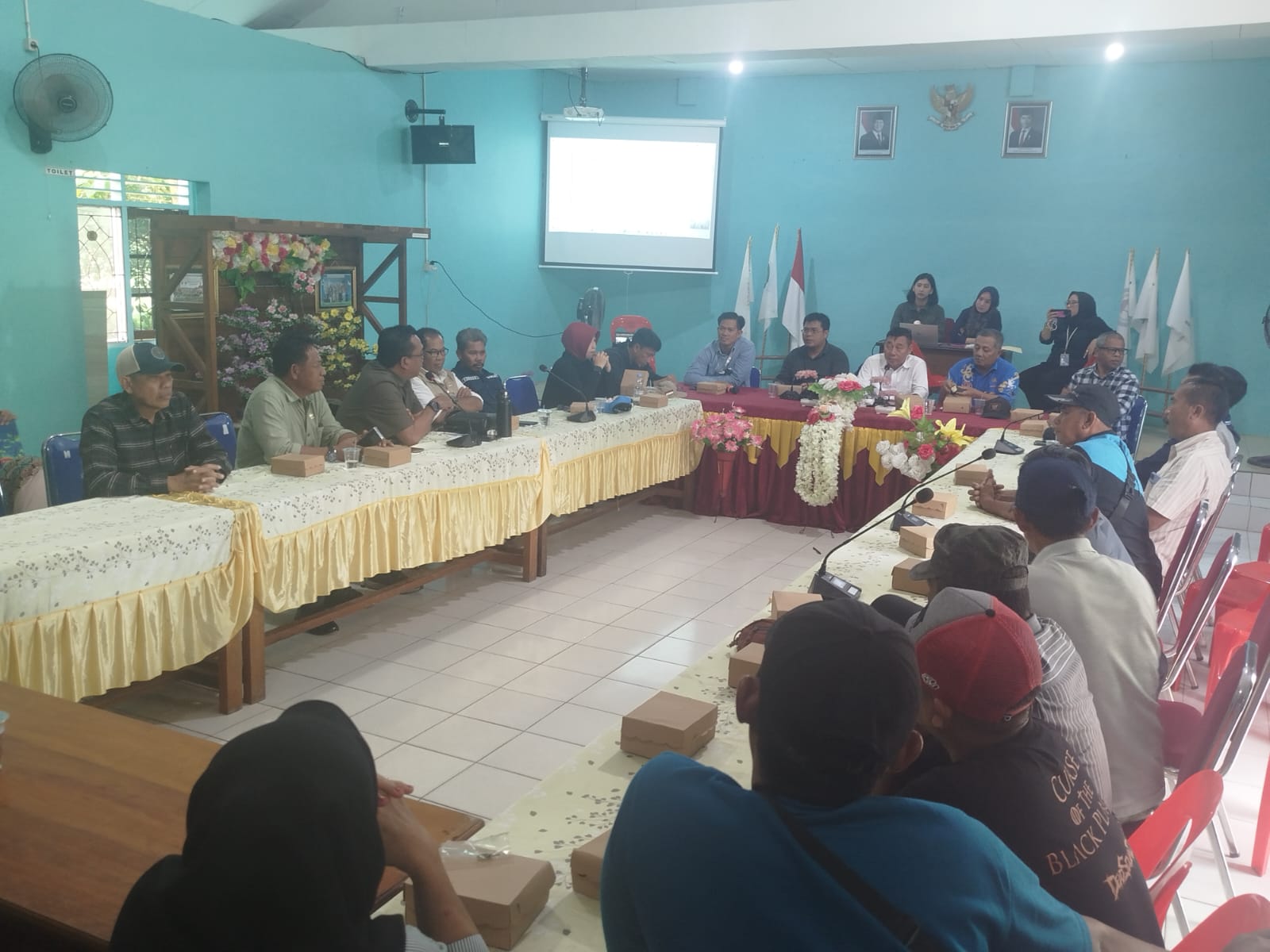 CARI SOLUSI: Suasana rapat antar warga dengan PT Pertamina EP Bunyu Field.
