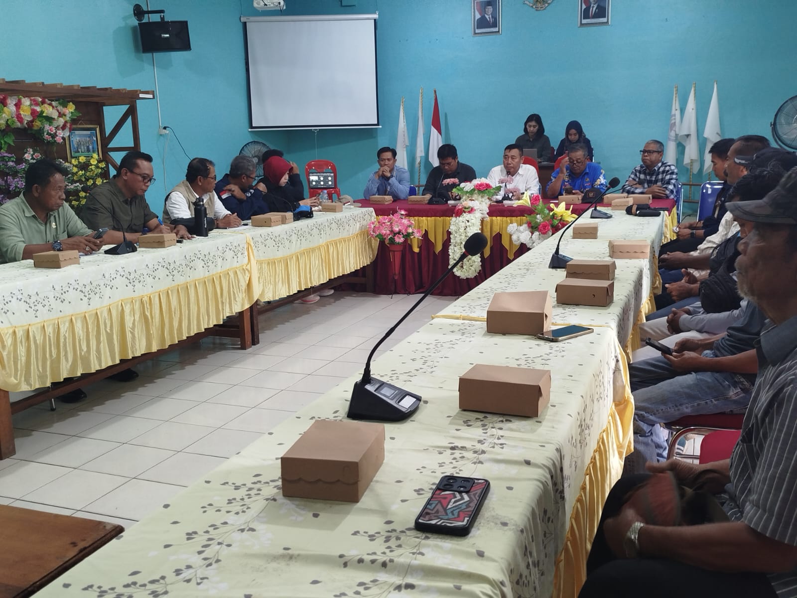 GANTI RUGI LAHAN: Ketua DPRD Bulungan memimpin rapat antar warga dengan PT Pertamina EP Bunyu Field.