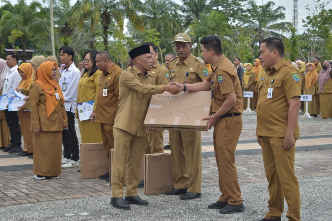 PERANGKAT INTERNET: Bupati Bulungan saat menyerahkan perangkat Starlink di Bulungan.