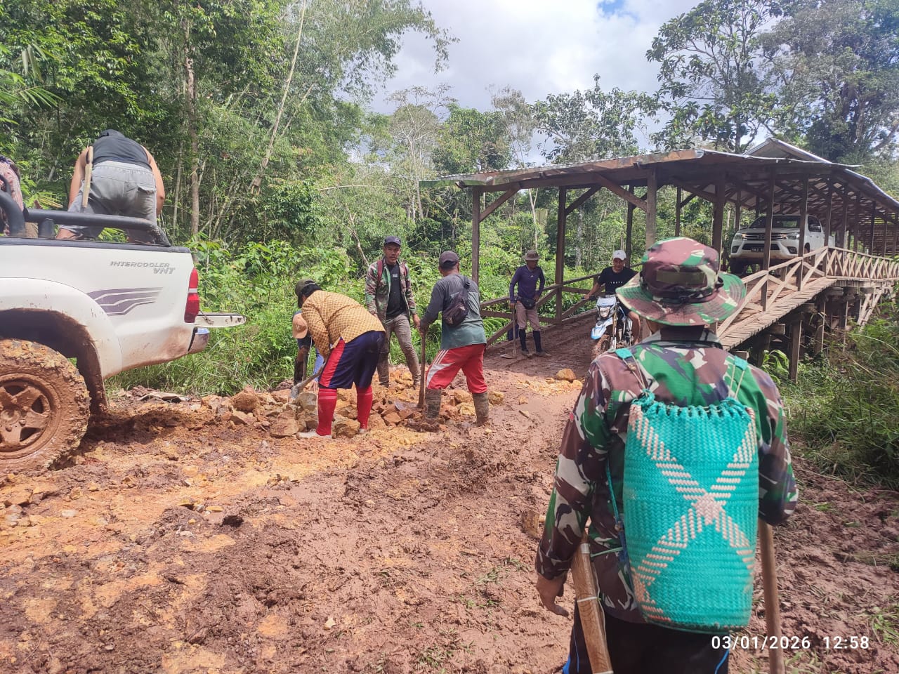 RUSAK : Kondisi jalan menuju SMAN 1 Krayan Selatan berlumpur dan sulit dilalui kendaraan dan orang.