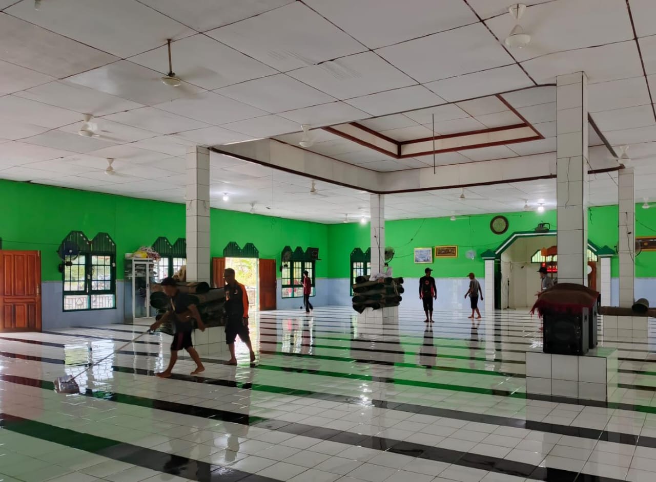 KERJABAKTI: Personel gabungan bersama masyarakat di Kecamatan Sembakung melakukan pembersihan tempat ibadah dan sekolah yang terdampak banjir.