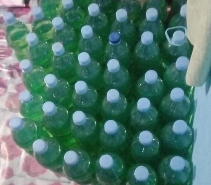 MAHAL : BBM jenis Pertalite yang ditawarkan perbotol dengan harga Rp 35 ribu.