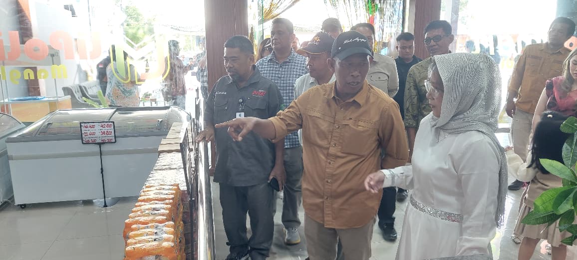 TINJAU GRAI: Bupati Bulungan meninjau gerai minimarket di Desa Mangkupadi, Kacamatan Tanjung Palas Timur, Bulungan.