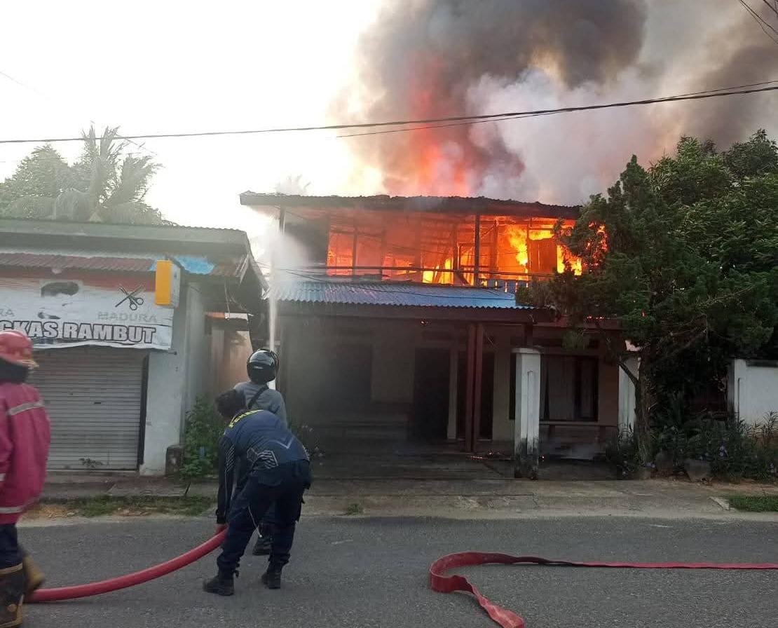 TERBAKAR: Personel Damkar Nunukan berjibaku melakukan pemadaman dan pendinginan untuk memastikan api benar-benar padam.