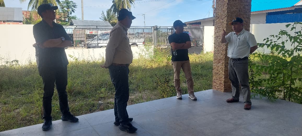 TINJAU LAPANGAN: Bupati Bulungan saat meninjau bangunan Guest House Pemda Bulungan di Tanah Kuning.