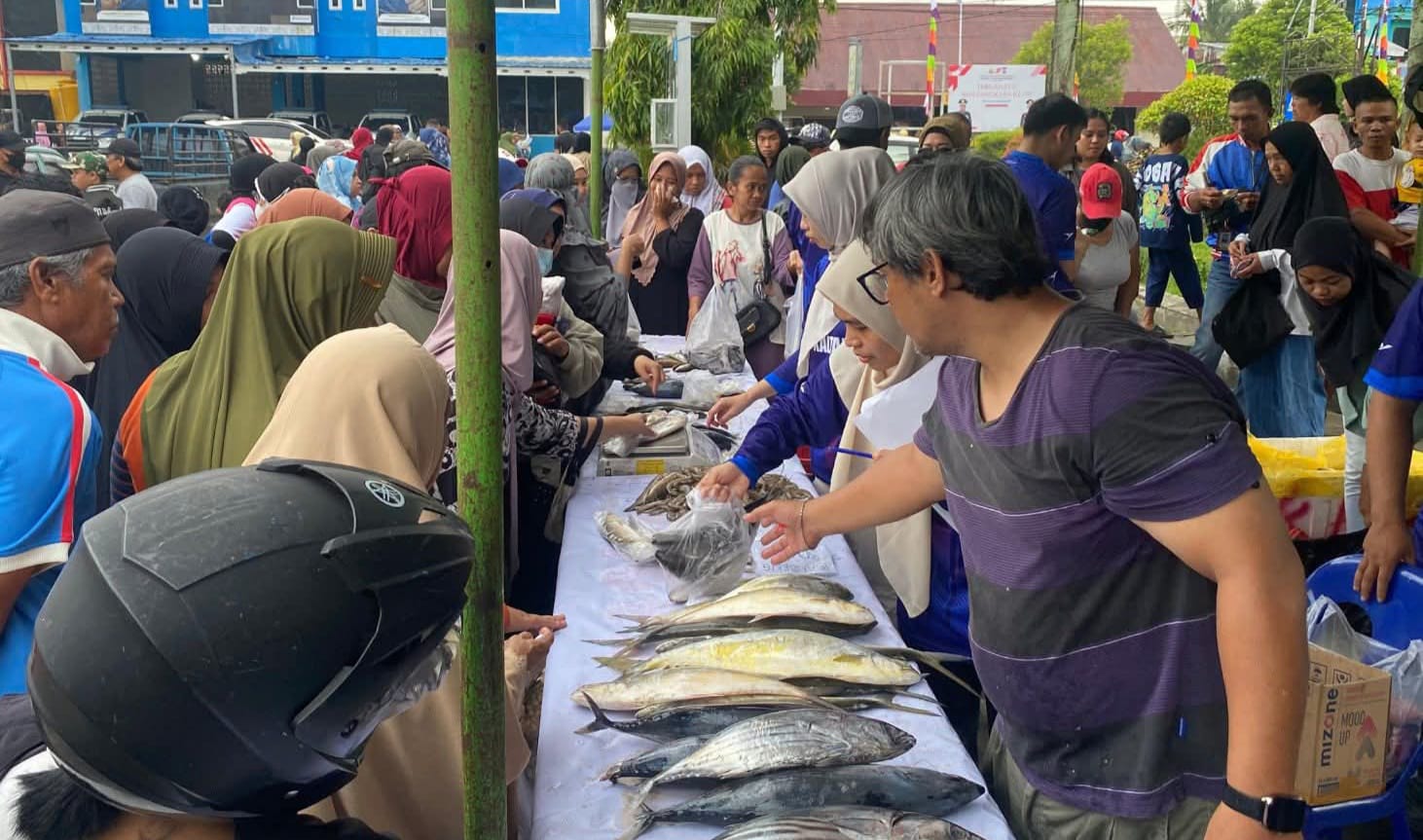 DIMINATI : Pasar ikan murah yang digelar Dinas Perikanan Nunukan belum lama ini di Alun-alun Kota Nunukan disambut antusias masyarakat.