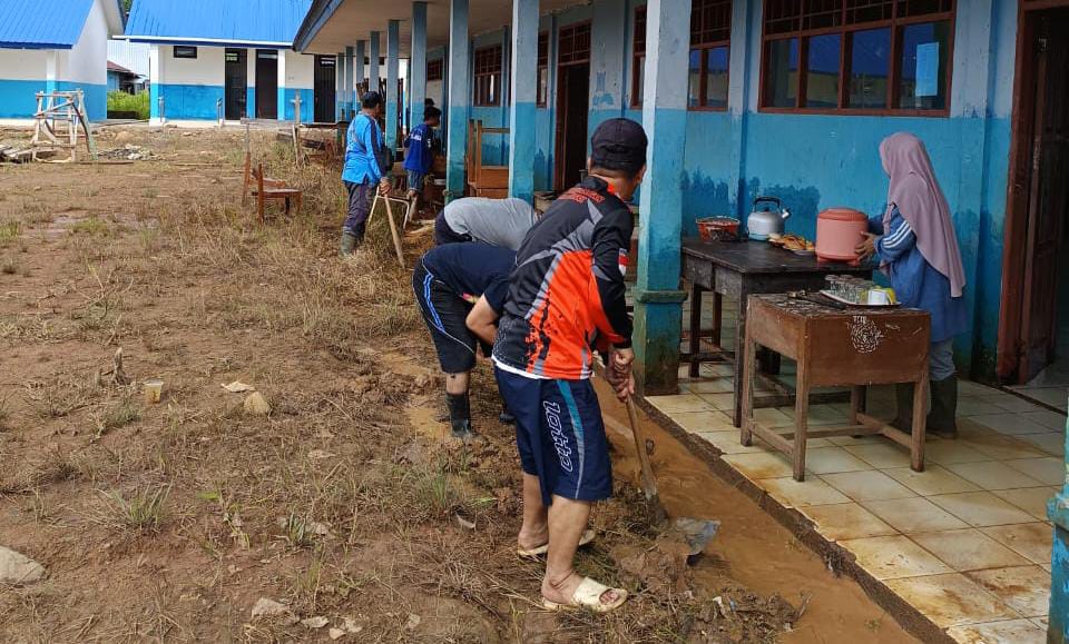 PEMBERSIHAN : Tim gabungan penanganan banjir di Kecamatan Sembakung melakukan pembersihan di gedung sekolah.