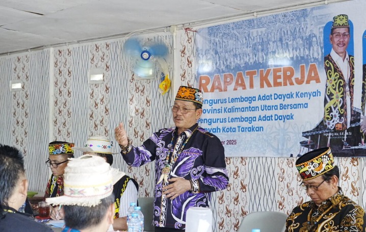 SOSIAL: Wagub Kaltara, Ingkong Ala menyampaikan arahan di forum Raker Pengurus Lembaga Adat Dayak Kenyah Kaltara.