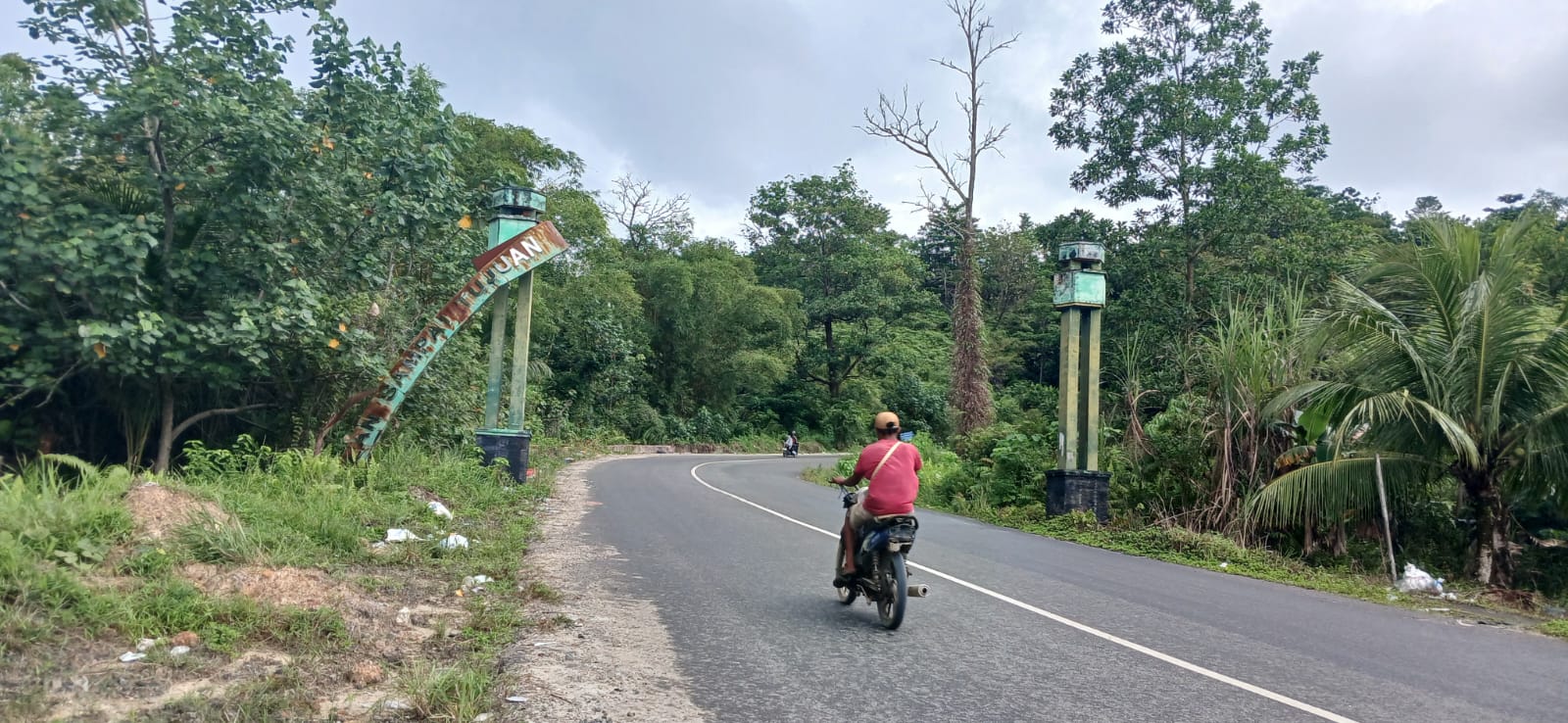RUSAK : Plang batas zona kawasan hutan lindung di Gunung Selatan rusak.