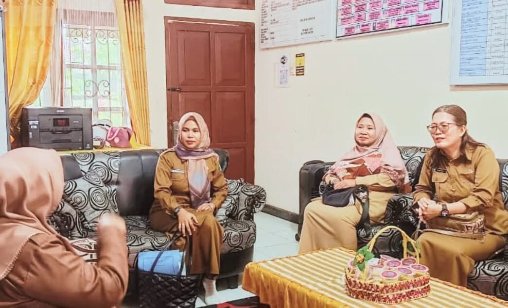 BERDIALOG: Petugas melakukan evaluasi dan penilain SRA di salah satu sekolah di Tanjung Selor.
