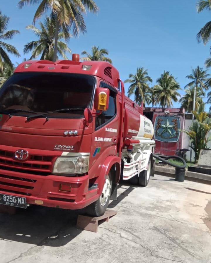 DISTRIBUSI BBM: Truk pangangkut BBM saat mendirtribusilan biosolar di Nunukan.