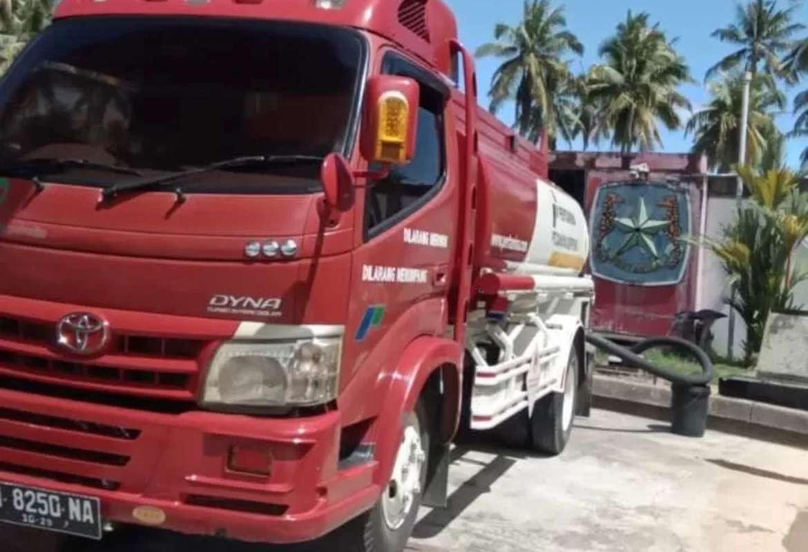 LANGSUNG DITANGGAPI: Proses bongkar biosolar salah satu SPBU di Kaltara.