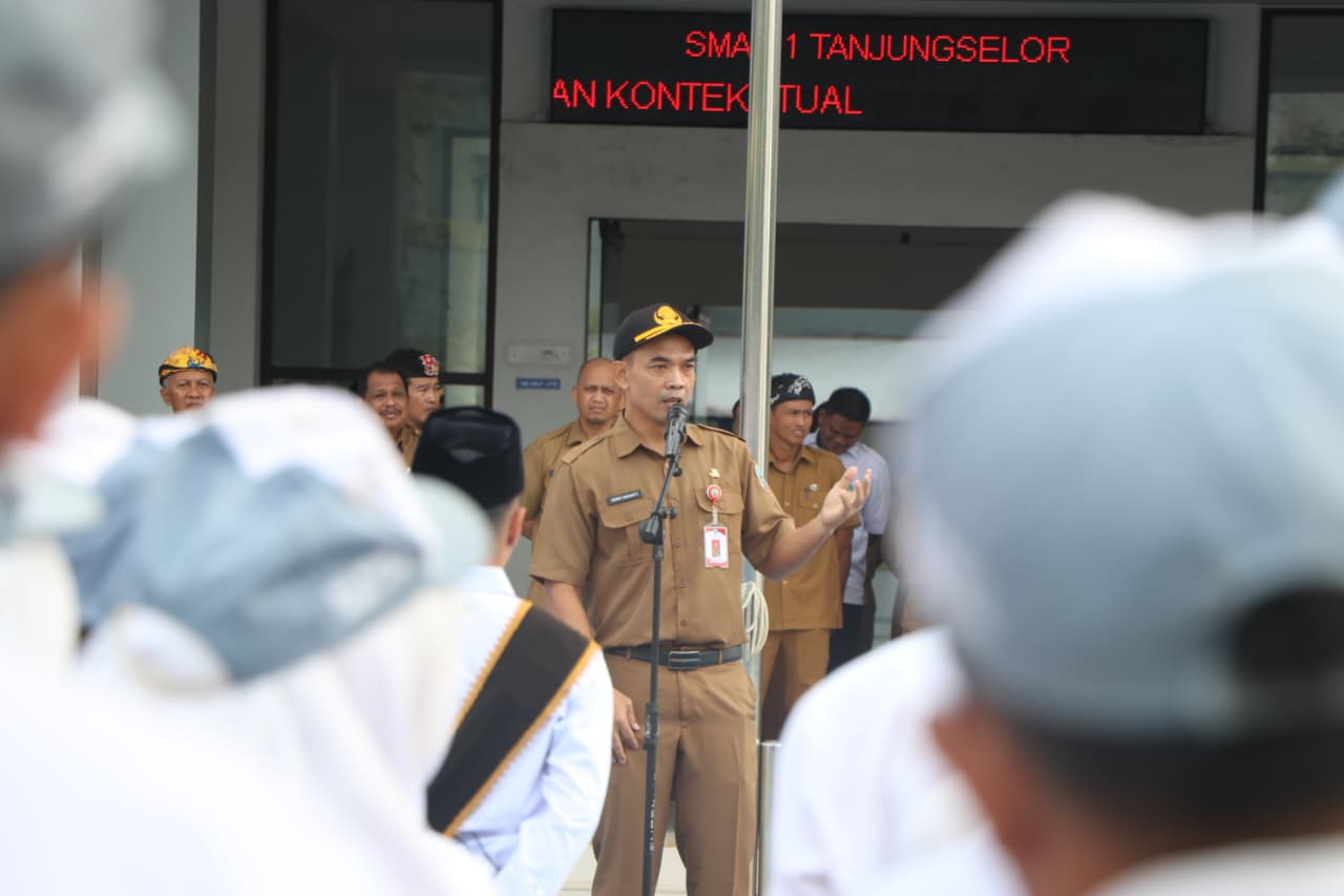 PENDIDIKAN: Sekprov Kaltara, Denny Harianto saat memberikan arahan pada apel pagi di SMA Negeri 1 Tanjung Selor.