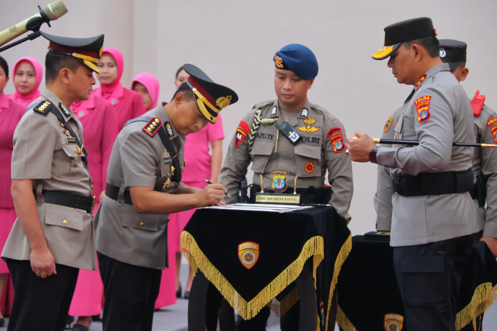 SERTIJAB: PJU Polda Kaltara mendatangani fakta integritas dalam sertijab.
