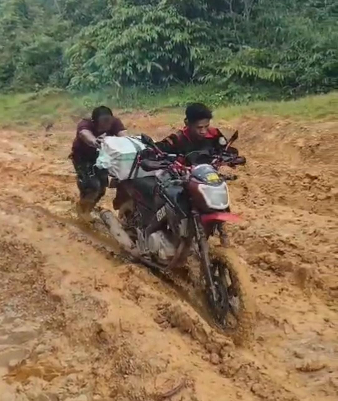 RUSAK PARAH : Salah satu titik jalan di Kecamatan Krayan Selatan yang rusak parah dan sulit dilalui kendaraan baik roda dua maupun roda empat.